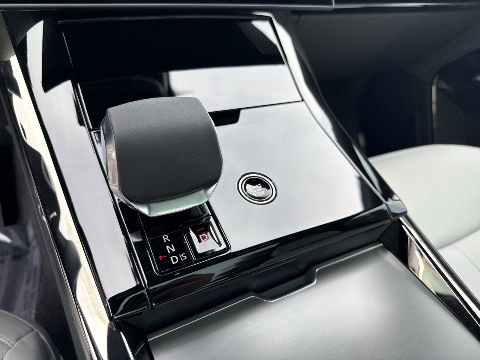 Used 2024 Land Rover Range Rover Sport SE AWD/4WD image 17