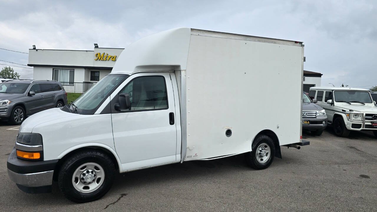 Used 2017 Chevrolet Express 3500 w/ Chrome Appearance Package RWD image 1