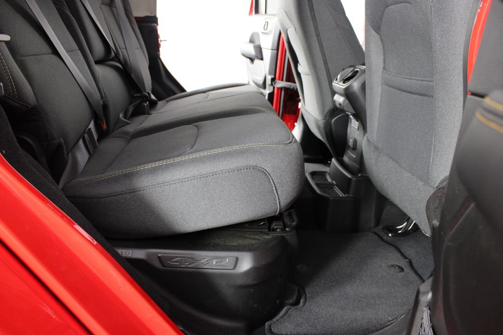 Used 2025 Jeep Wrangler Unlimited Sahara AWD/4WD image 18