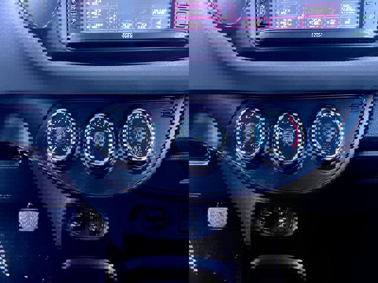 Used 2015 Toyota Yaris L image 19