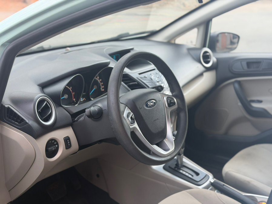 Used 2017 Ford Fiesta SE image 8