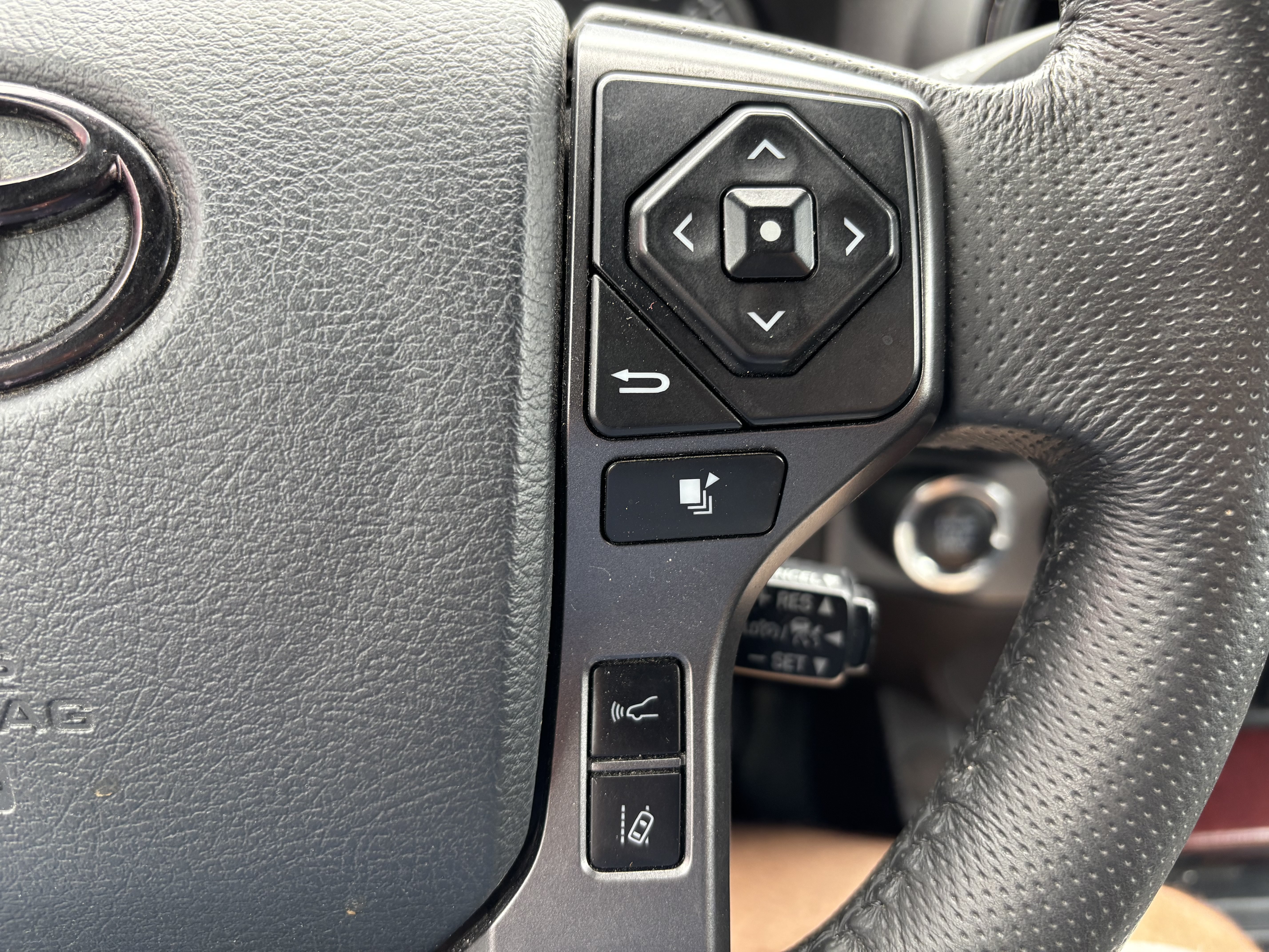 Used 2019 Toyota Tacoma TRD Off-Road w/ Technology Package AWD/4WD image 18