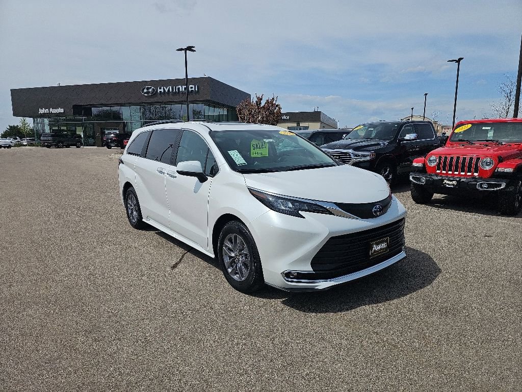 Used 2024 Toyota Sienna XLE AWD/4WD image 7