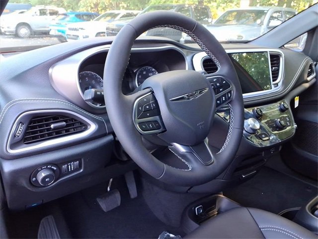 New 2026 Chrysler Pacifica Select image 16