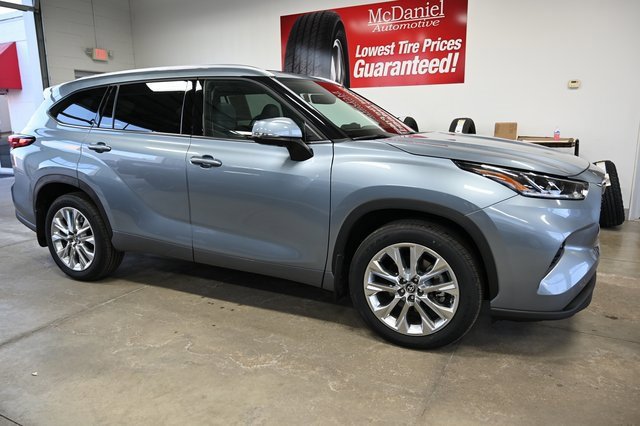 Used 2023 Toyota Highlander Limited image 4