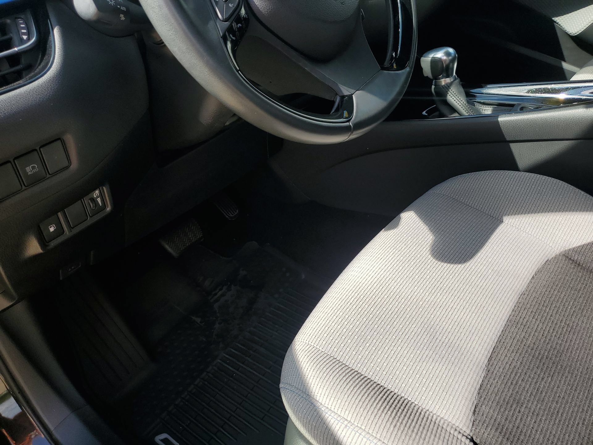 Used 2019 Toyota C-HR XLE FWD image 25