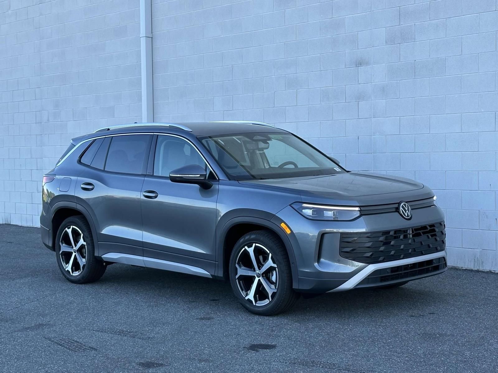 New 2025 Volkswagen Tiguan SE image 8