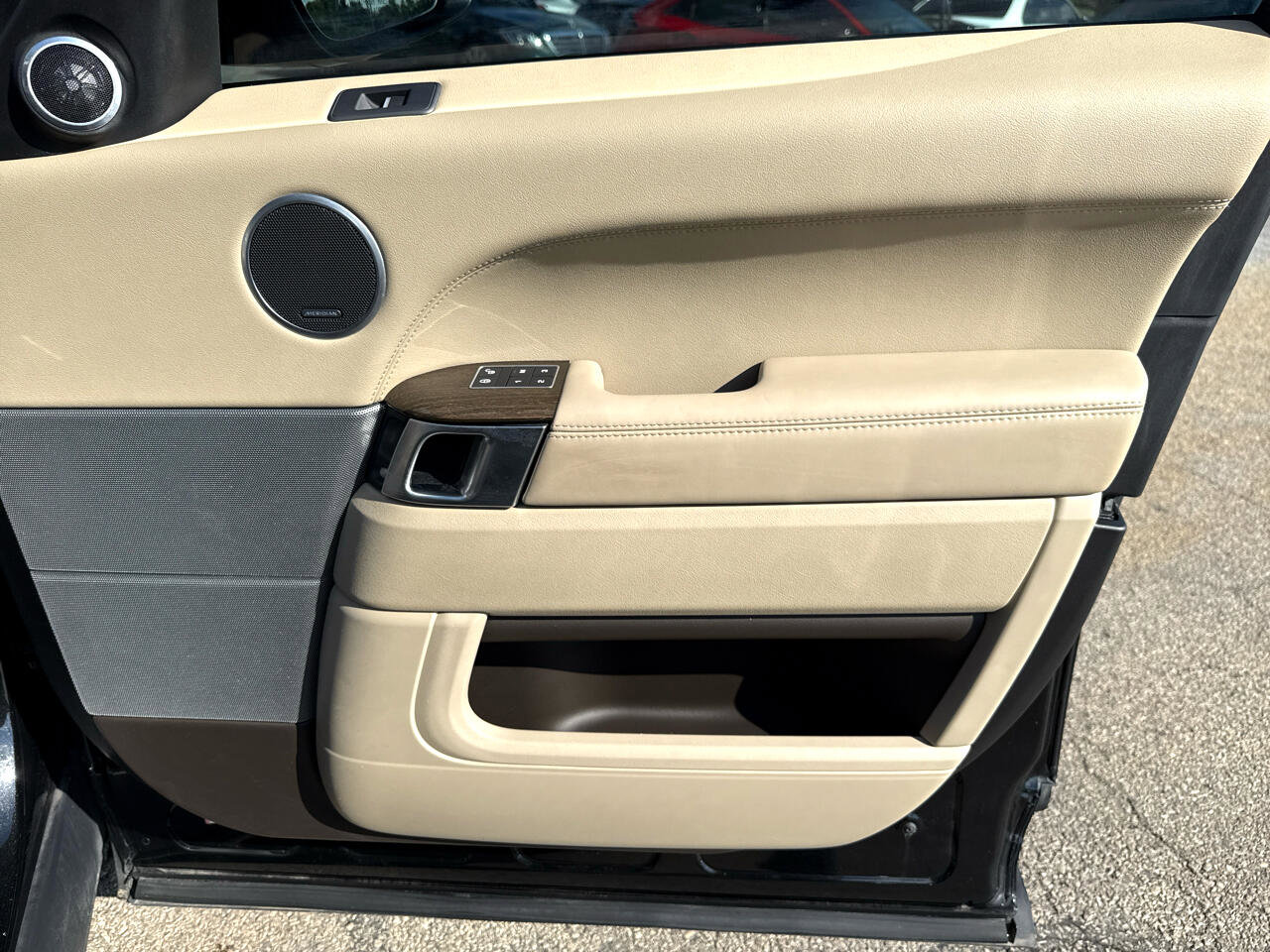 Used 2017 Land Rover Range Rover Sport HSE image 32