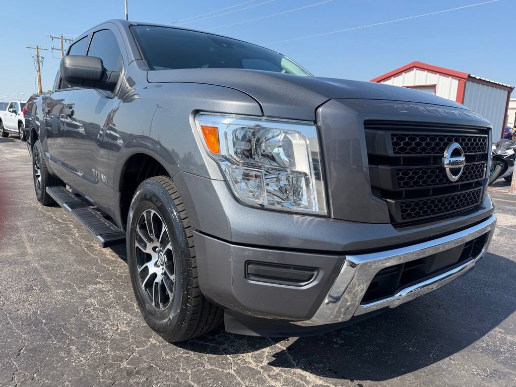Used 2022 Nissan Titan SV RWD image 3