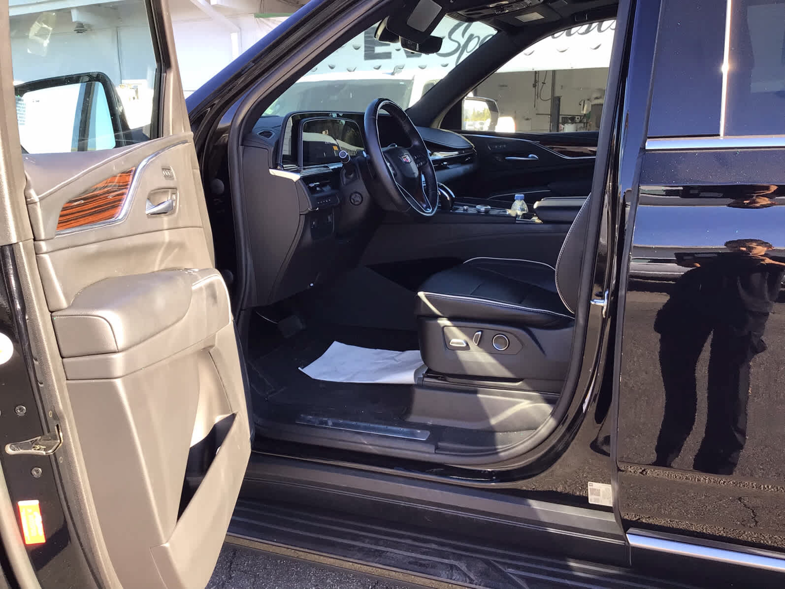 Used 2023 Cadillac Escalade Premium Luxury AWD/4WD image 5