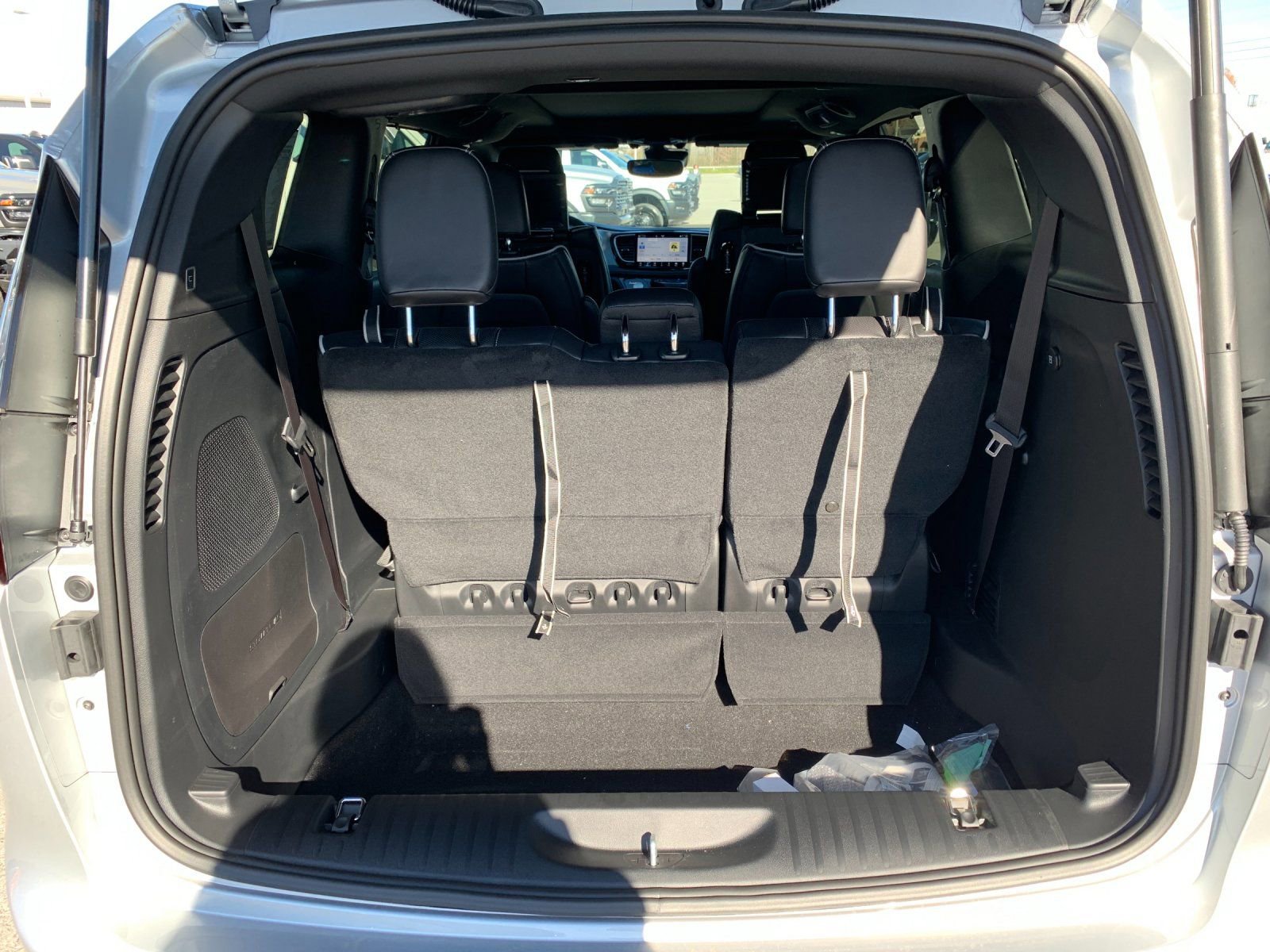New 2026 Chrysler Pacifica Limited w/ Uconnect Theater Family Group image 19