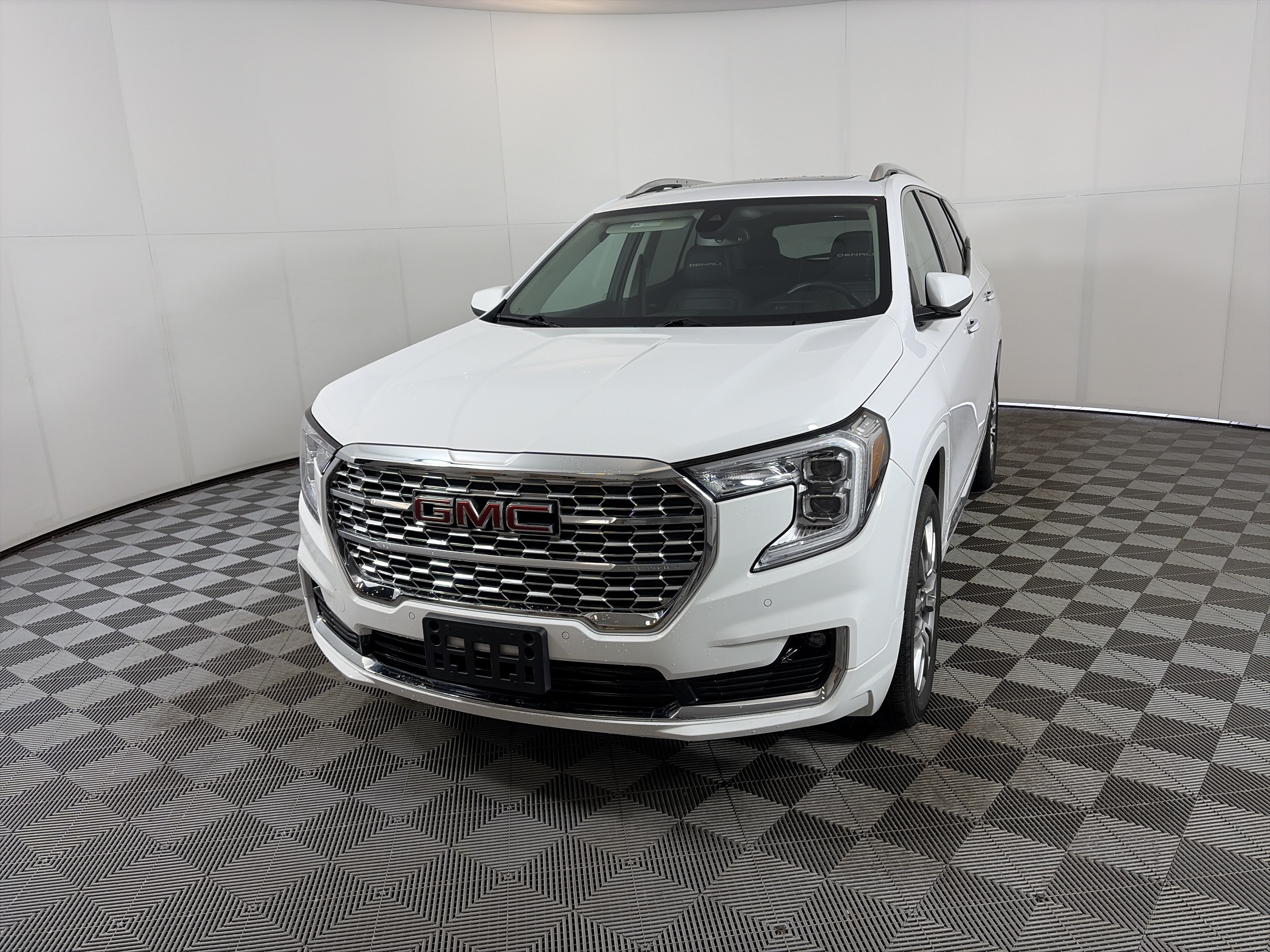 Used 2023 GMC Terrain Denali AWD/4WD image 2