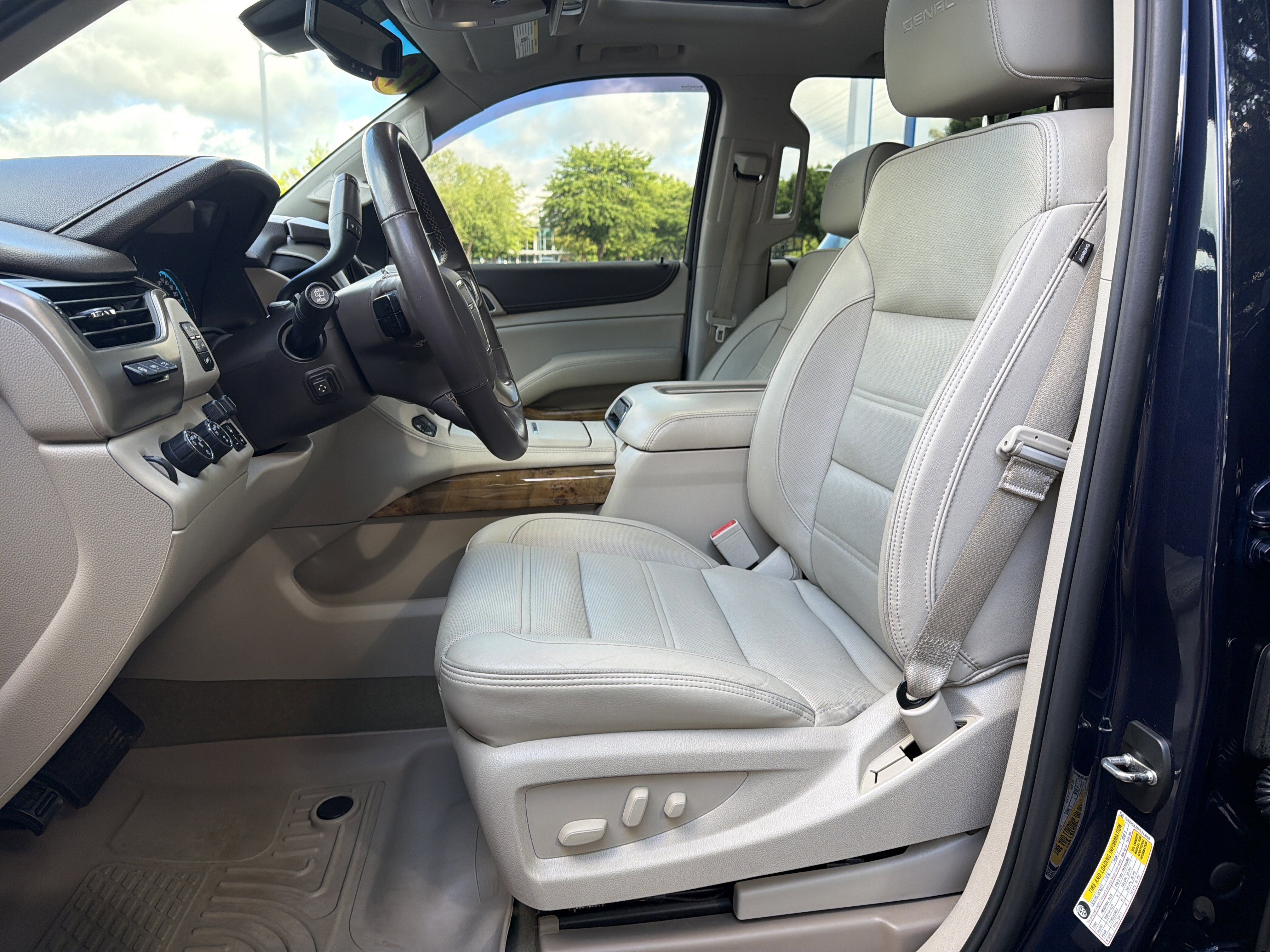 Used 2017 GMC Yukon Denali w/ Open Road Package AWD/4WD image 16