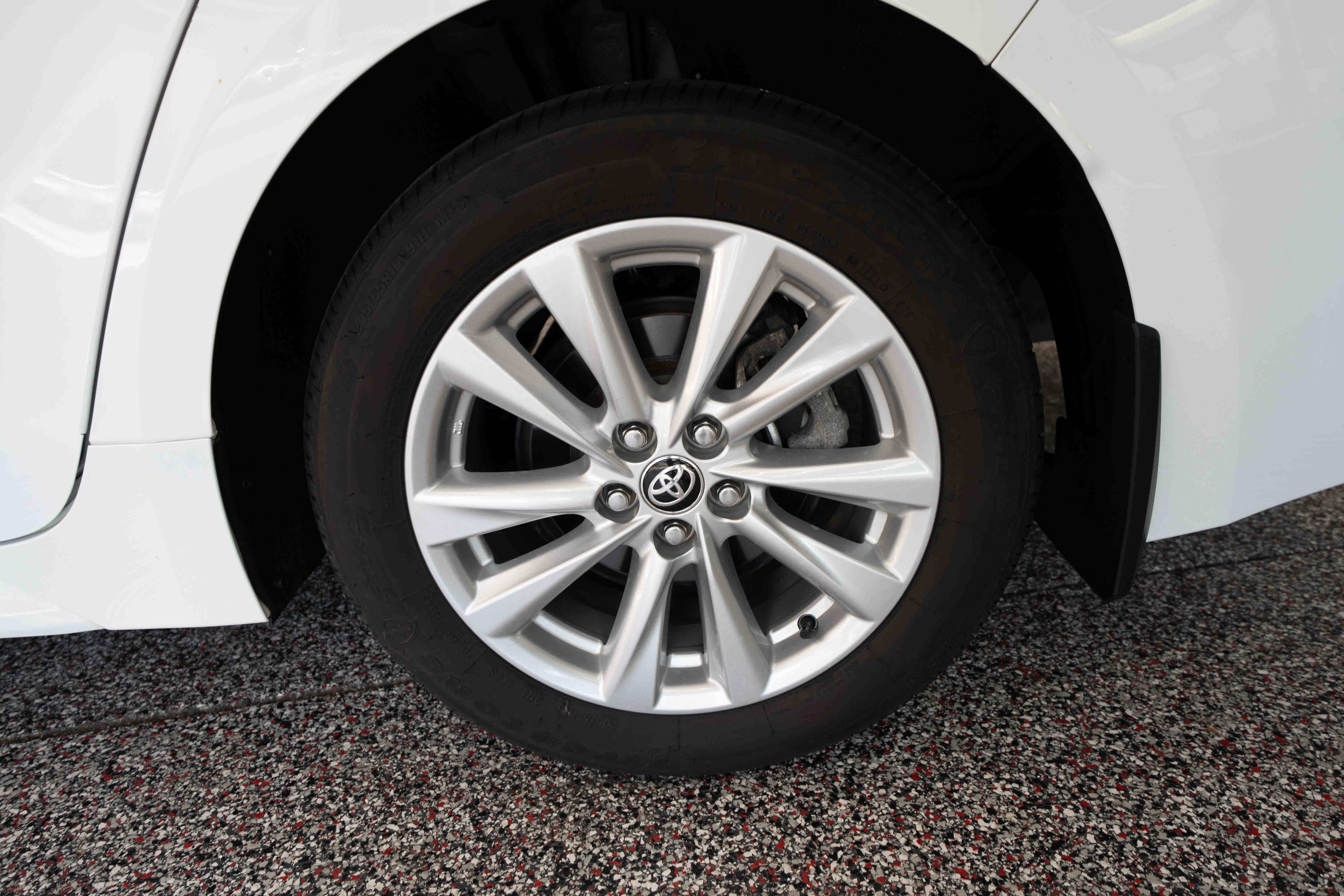 Used 2025 Toyota Corolla LE w/ LE Premium Package FWD image 28
