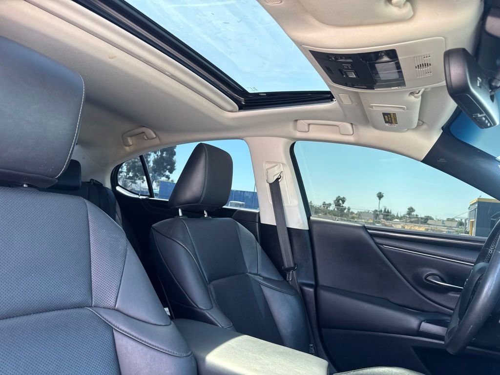 Used 2020 Lexus ES 300h w/ Accessory Package FWD image 7