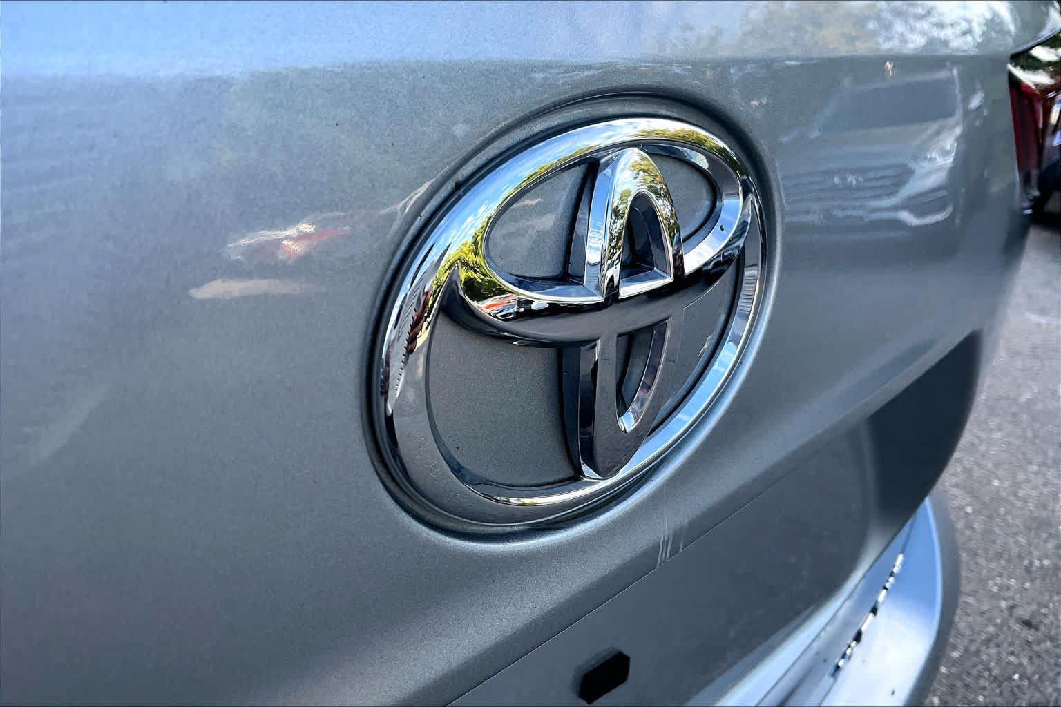 Used 2024 Toyota Highlander XLE AWD/4WD image 30