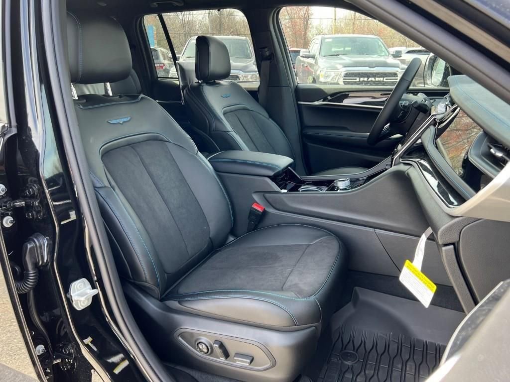 New 2023 Jeep Grand Cherokee Trailhawk w/ Advanced Protech Group II image 6