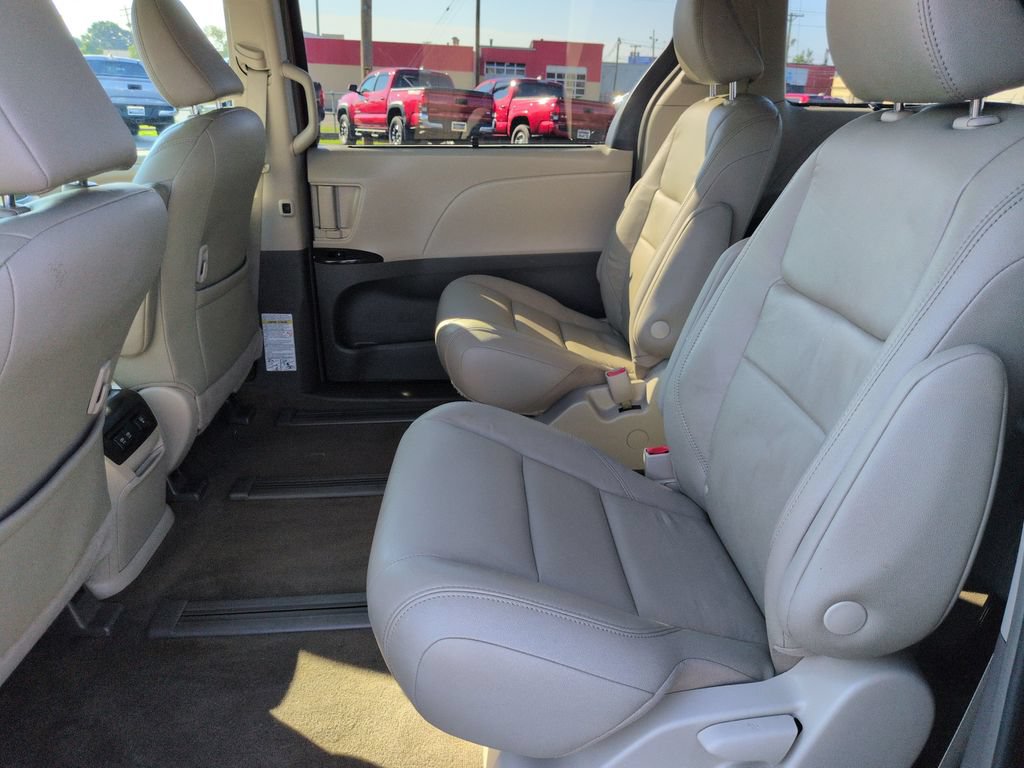 Used 2018 Toyota Sienna XLE w/ XLE Navigation Package AWD/4WD image 25