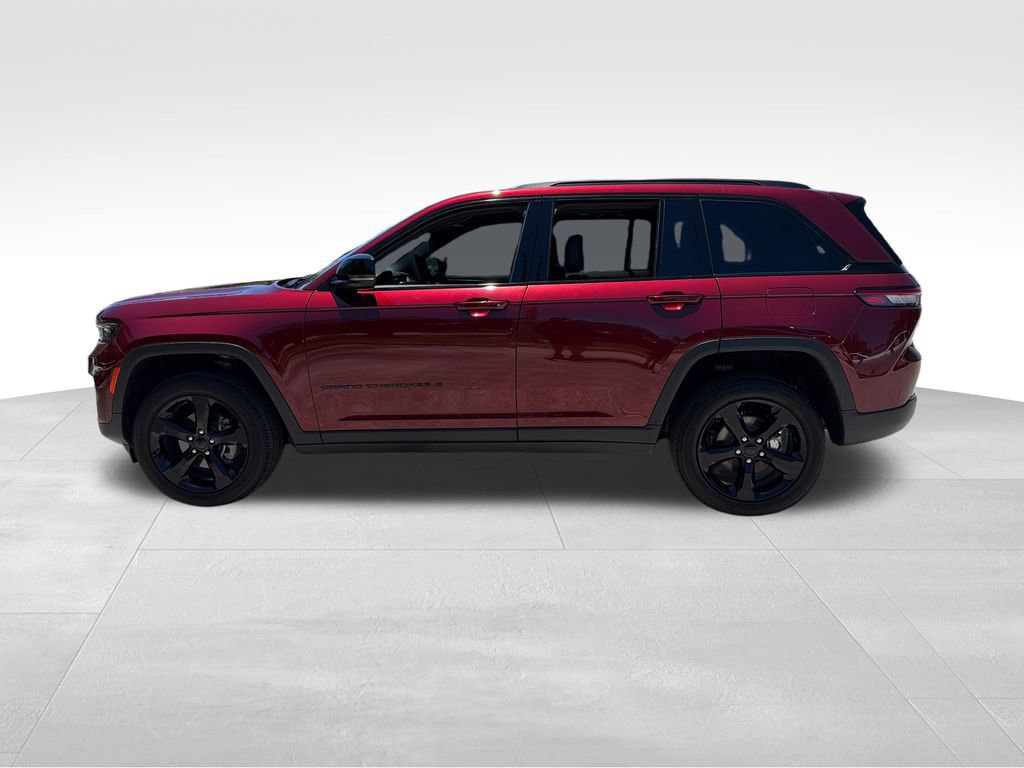 Used 2025 Jeep Grand Cherokee Altitude RWD image 4