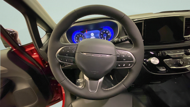 Used 2027 Chrysler Pacifica Select FWD image 17