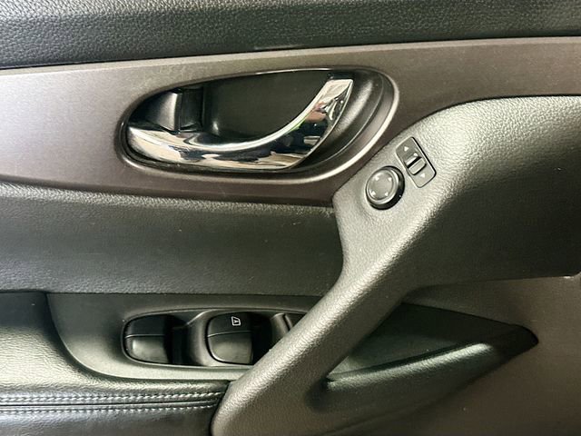 Used 2016 Nissan Rogue SV image 18
