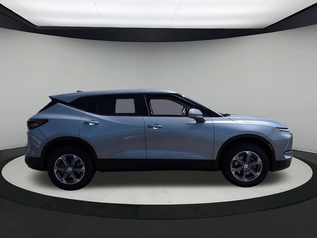 Used 2025 Chevrolet Blazer LT FWD image 9
