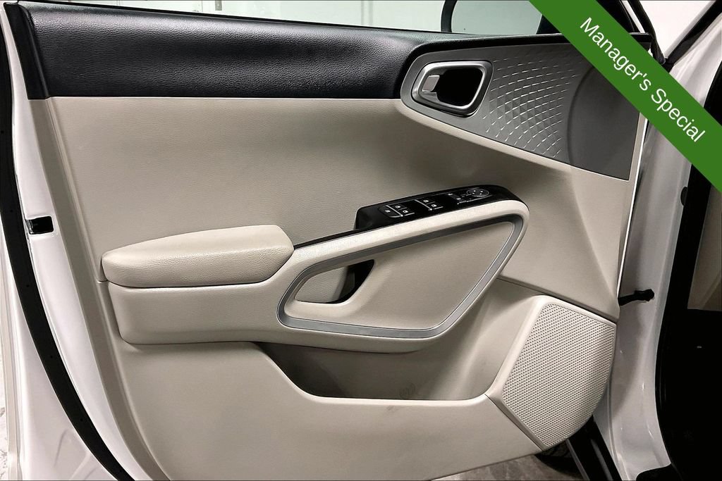 Used 2025 Kia Soul LX w/ LX Technology Package FWD image 21