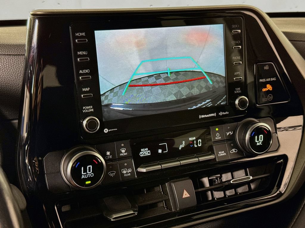 Used 2021 Toyota Highlander LE AWD/4WD image 13