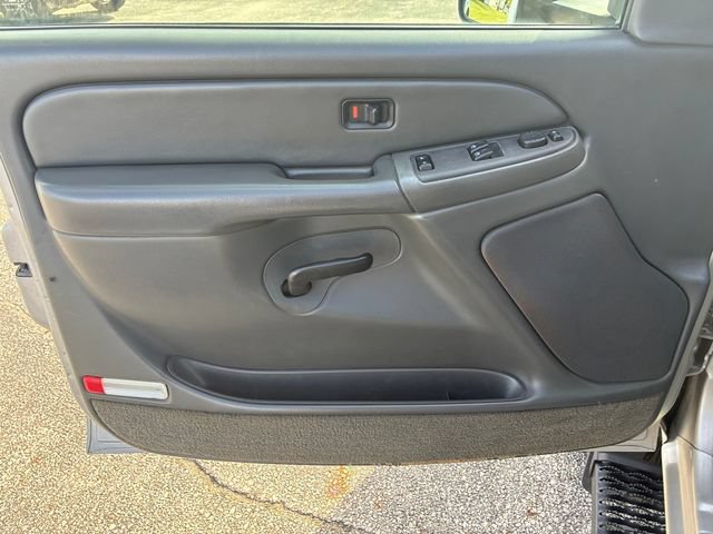 Used 2004 Chevrolet Silverado 2500 LS AWD/4WD image 16