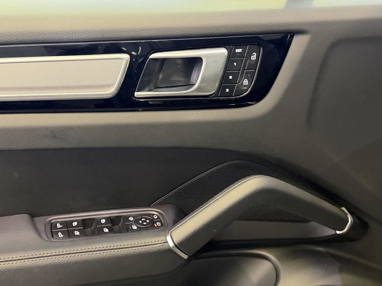 Certified 2023 Porsche Cayenne Platinum Edition image 14