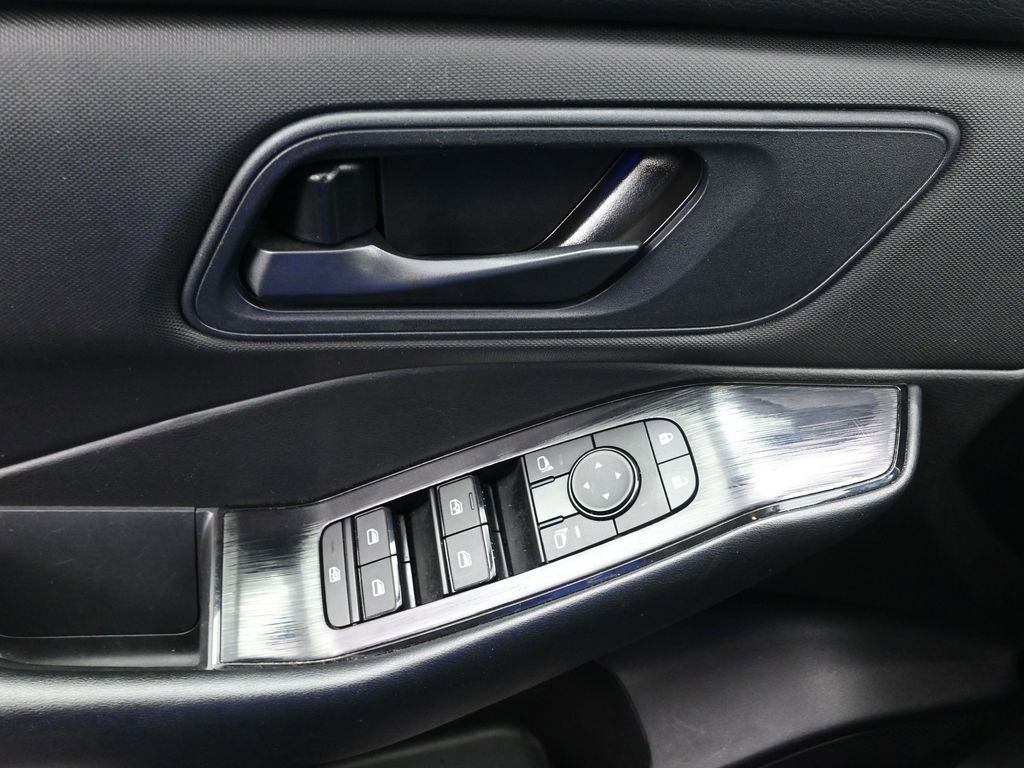 Used 2024 Nissan Rogue S image 17