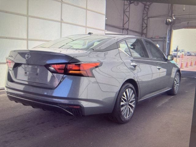 Used 2025 Nissan Altima 2.5 SV FWD image 5