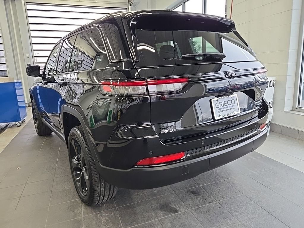 Used 2025 Jeep Grand Cherokee Limited w/ Black Appearance Package AWD/4WD image 10