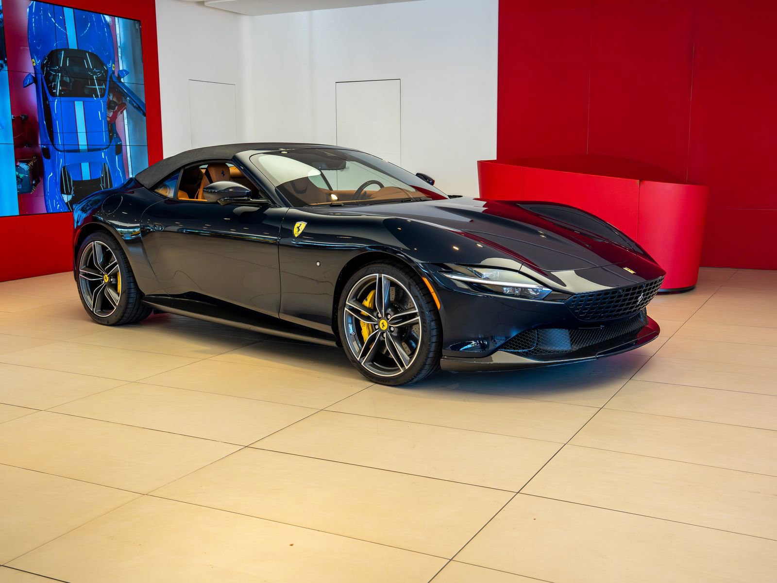 Used 2025 Ferrari Roma Spider RWD image 31
