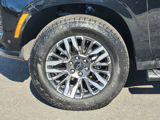 Used 2025 Chevrolet Suburban Z71 image 11