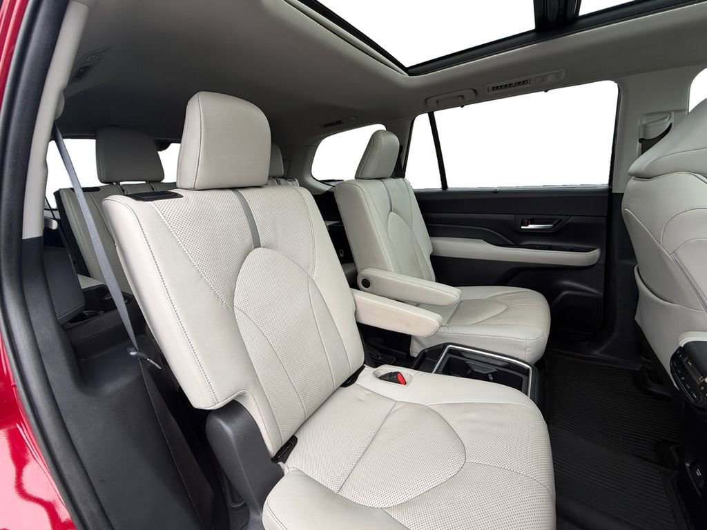 Certified 2024 Toyota Grand Highlander Platinum AWD/4WD image 18