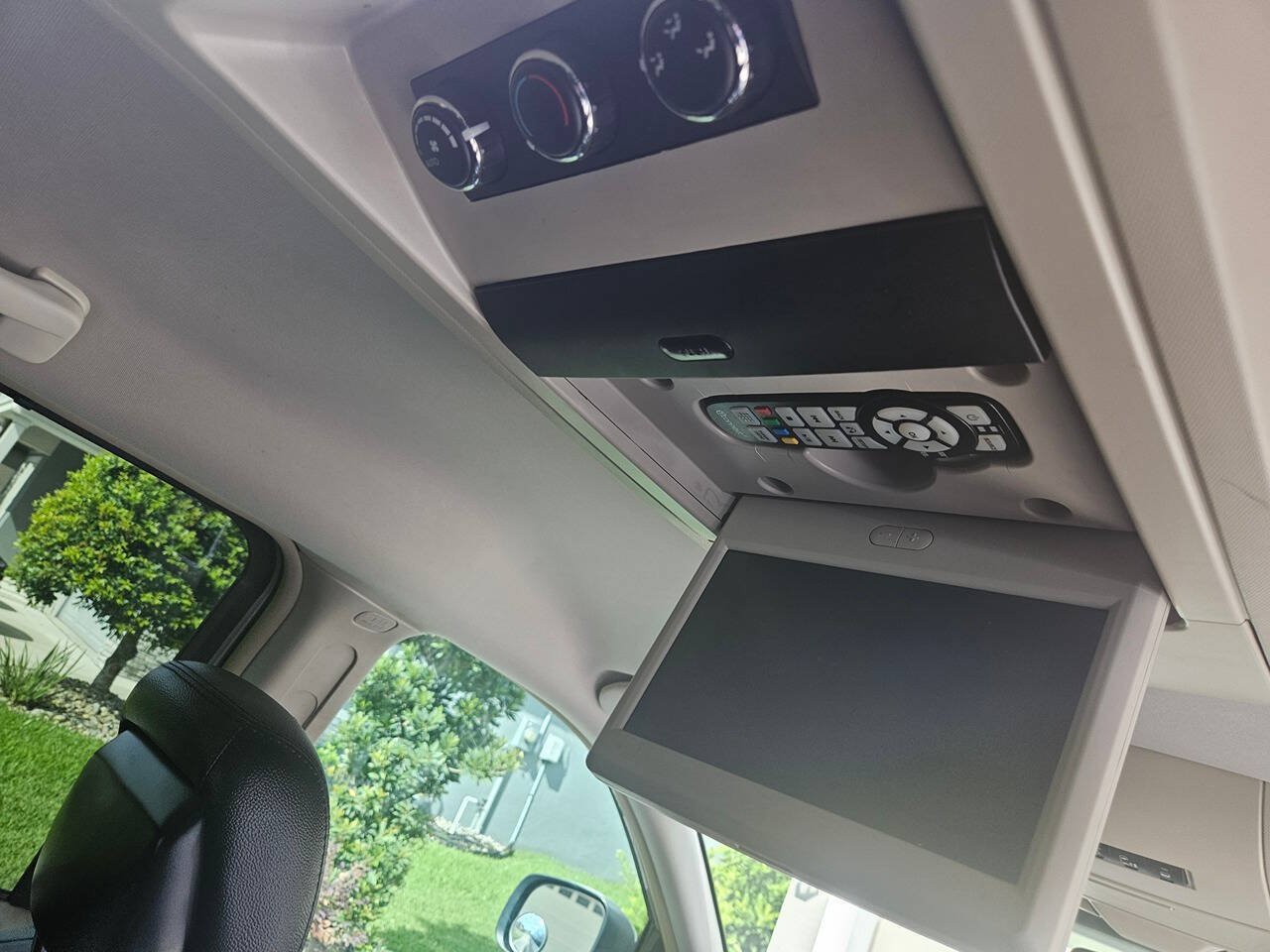 Used 2016 Chrysler Town & Country Touring FWD image 18