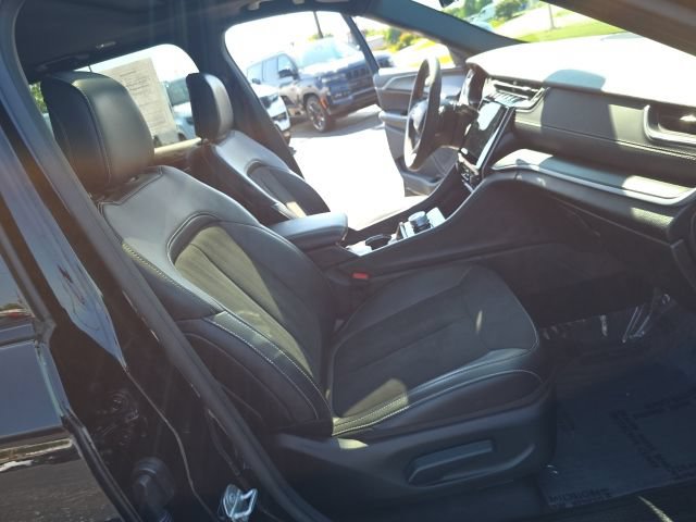 Used 2025 Jeep Grand Cherokee Altitude AWD/4WD image 36