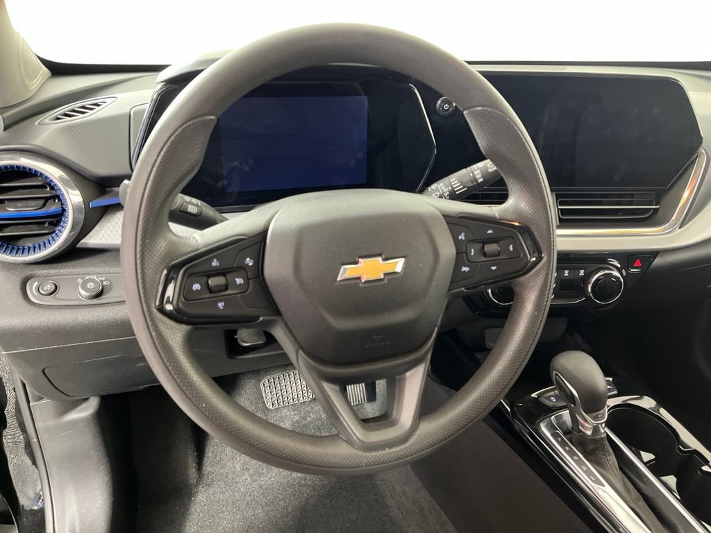 Used 2025 Chevrolet Trax LT FWD image 26