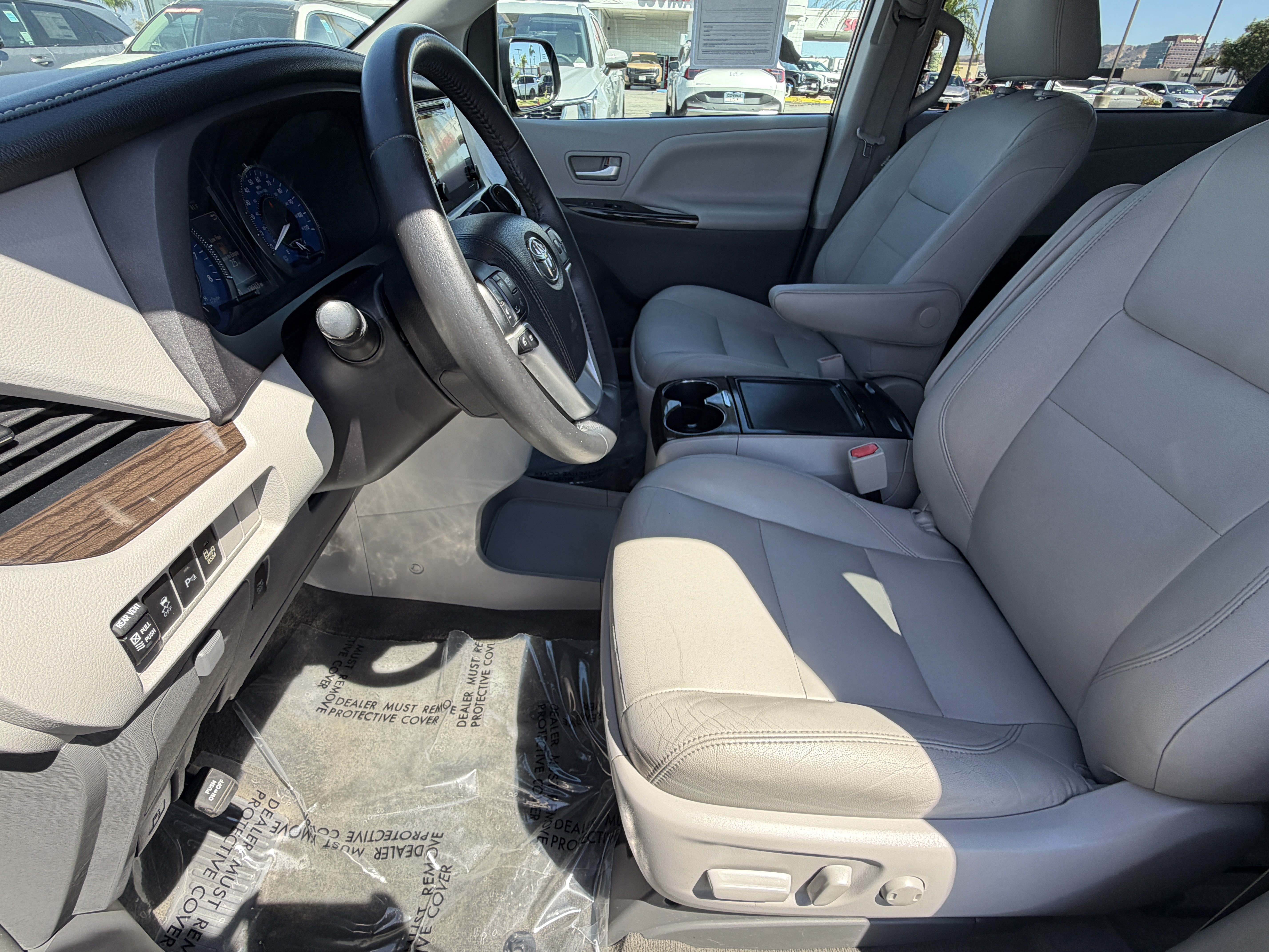 Used 2017 Toyota Sienna XLE w/ XLE Navigation Package FWD image 15