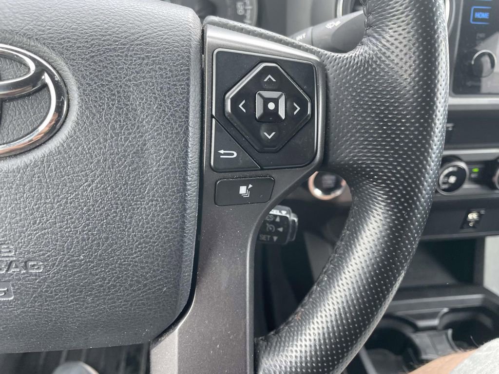 Used 2016 Toyota Tacoma TRD Sport image 32