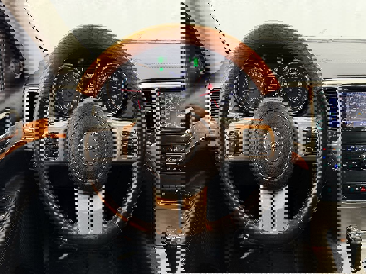 Used 2013 Jeep Grand Cherokee Overland w/ Advance Technology Group image 11