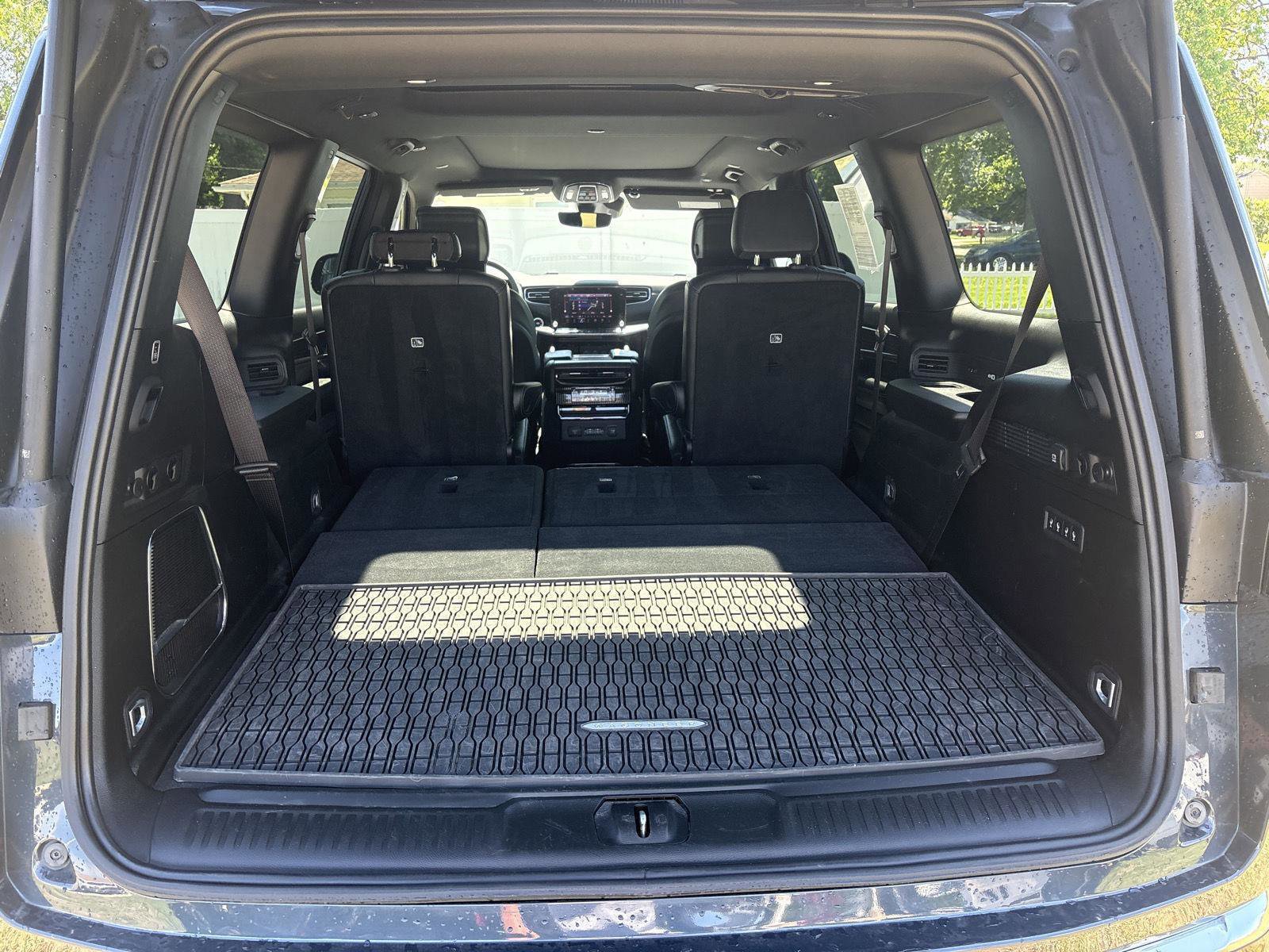 Used 2024 Jeep Wagoneer Series III w/ Premium Group I AWD/4WD image 12