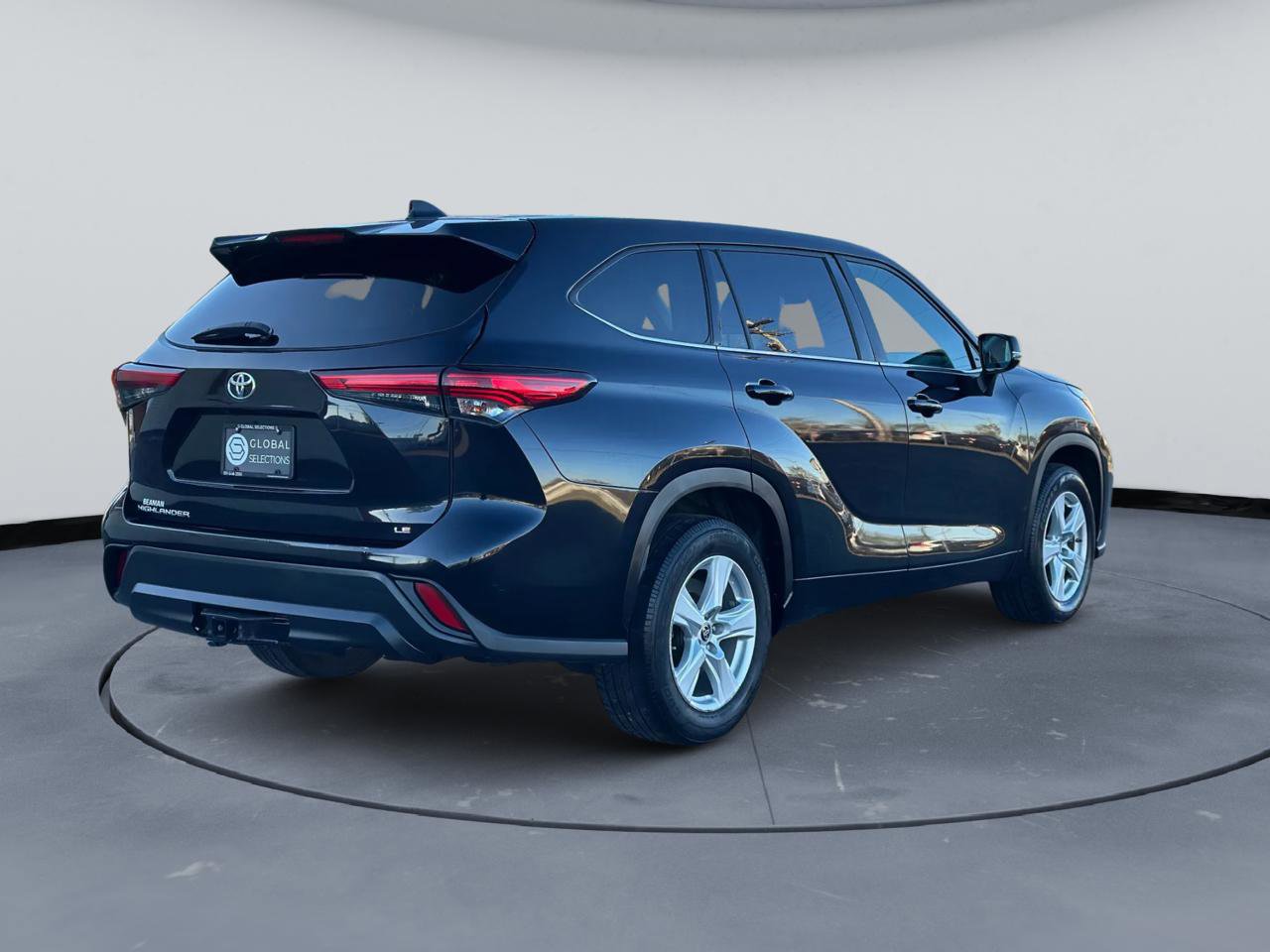 Used 2020 Toyota Highlander LE FWD image 7