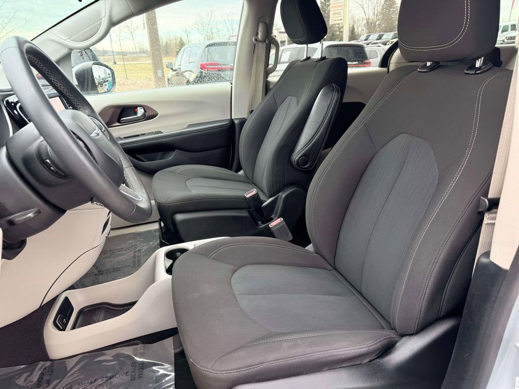 Used 2023 Chrysler Voyager LX image 13