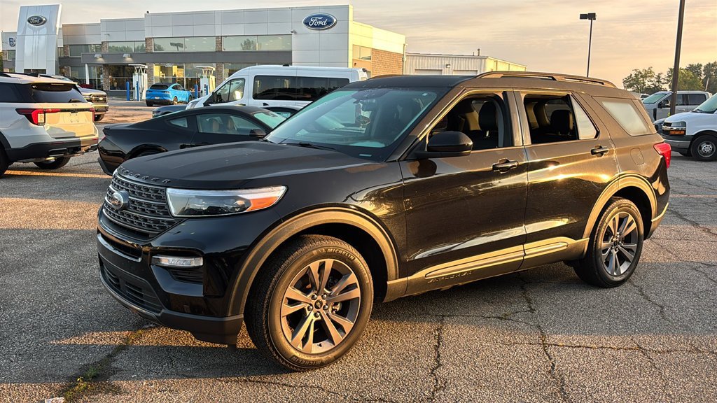Used 2022 Ford Explorer XLT w/ Equipment Group 202A AWD/4WD image 2
