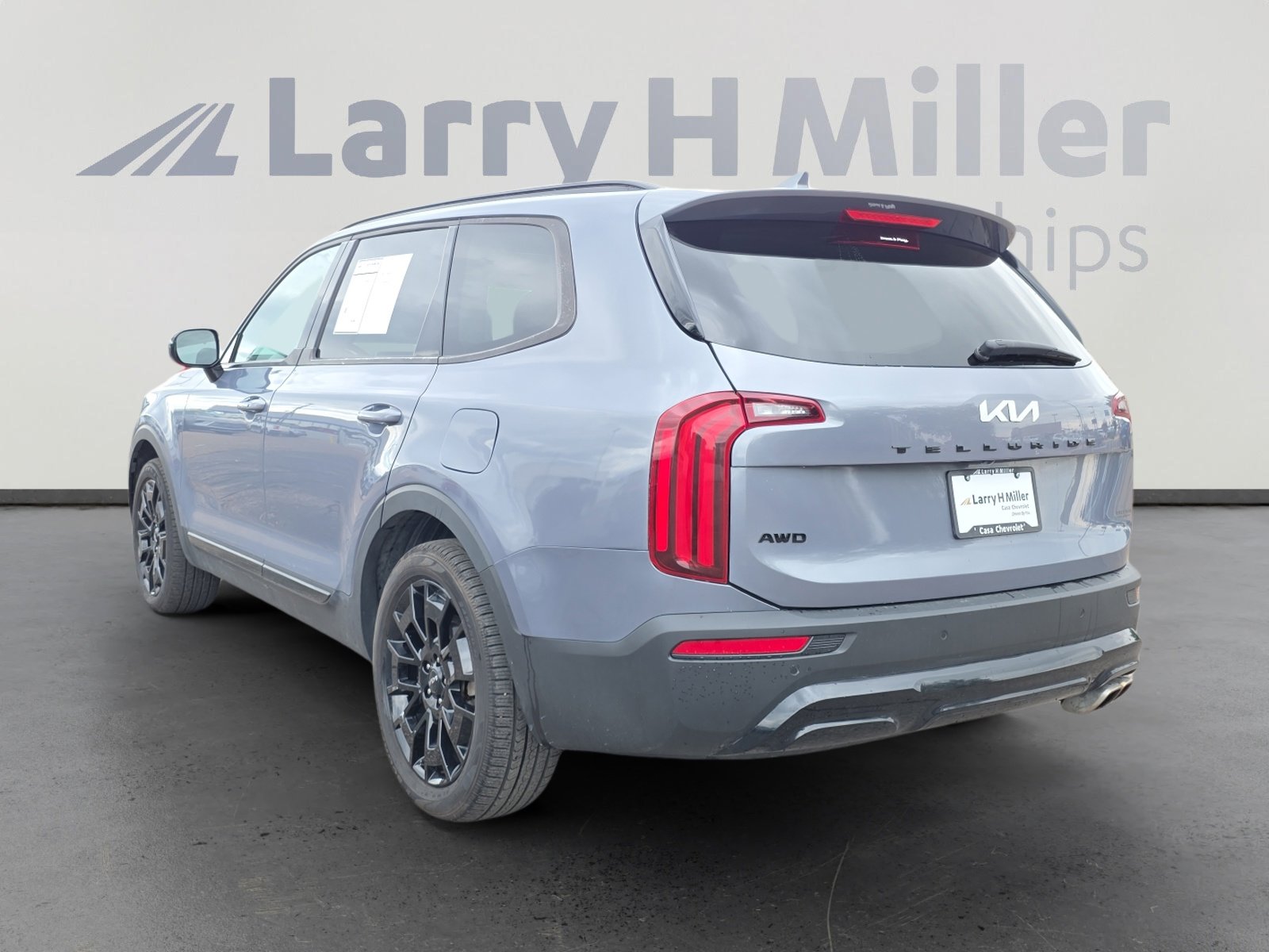 Used 2022 Kia Telluride SX w/ SX Prestige Package image 3