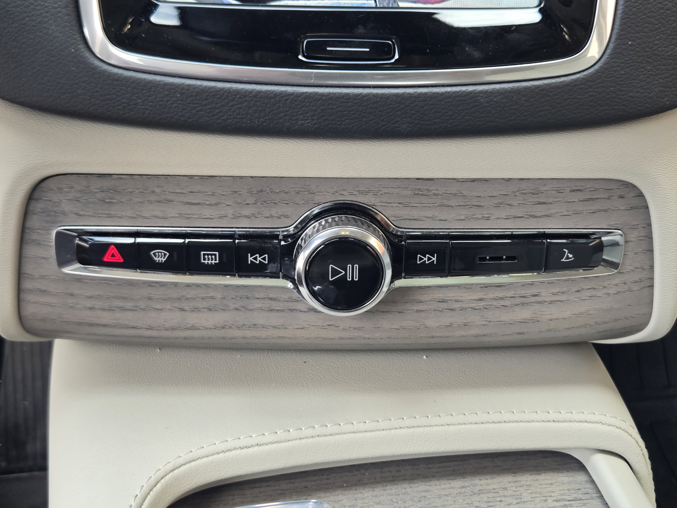 Certified 2025 Volvo XC90 B6 Ultra w/ Protection Package Premier AWD/4WD image 18