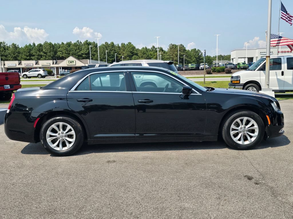 Used 2023 Chrysler 300 Touring RWD image 6