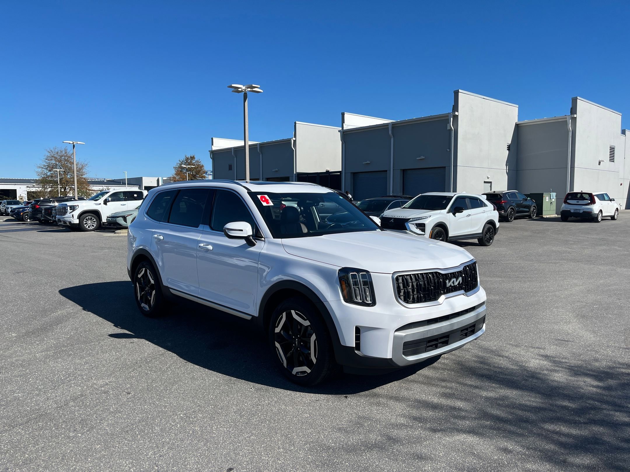 Used 2024 Kia Telluride EX w/ EX Captain's Chair Package image 11